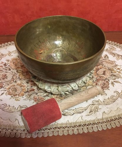 Kézzel készített 7 fémes kívül-belül mantrával díszített tibeti hangtál - ø189 mm, 994 g