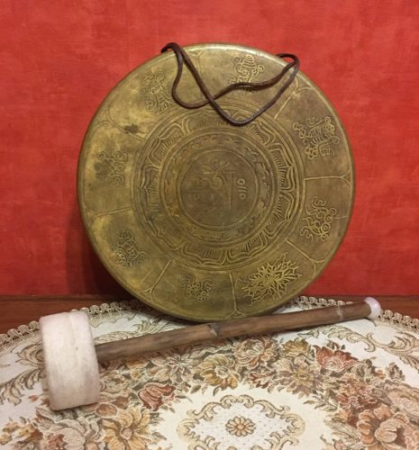 Ręcznie wykonany gong tybetański ozdobiony 7 metalowymi mantrami - 26 cm